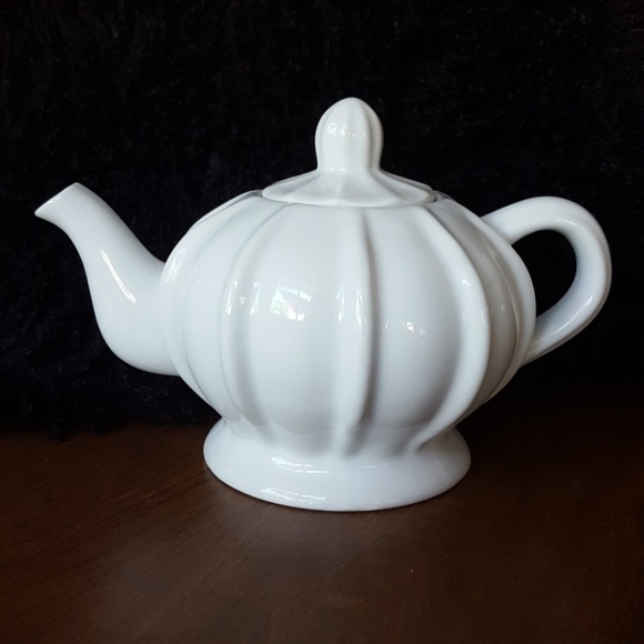 White Teapot - Picture 1 of 6